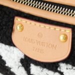 Louis Vuitton Hills Pochette Shearling Black 18cm M11920 - Image 3