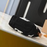 Louis Vuitton Hills Pochette Shearling Black 18cm M11920 - Image 4