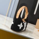 Louis Vuitton Hills Pochette Shearling Black 18cm M11920 - Image 2
