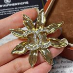 Chanel Brooch Metal Gold and Crystal - Image 4