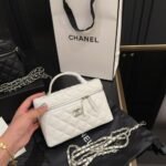 Chanel 25C Matelasse Vanity White 19cm - Image 3