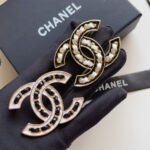 Chanel CC Brooch Black With White Interwoven Chain Pattern - Image 4