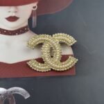 Chanel CC Brooch Gold With Pearls In The Middle - Image 2